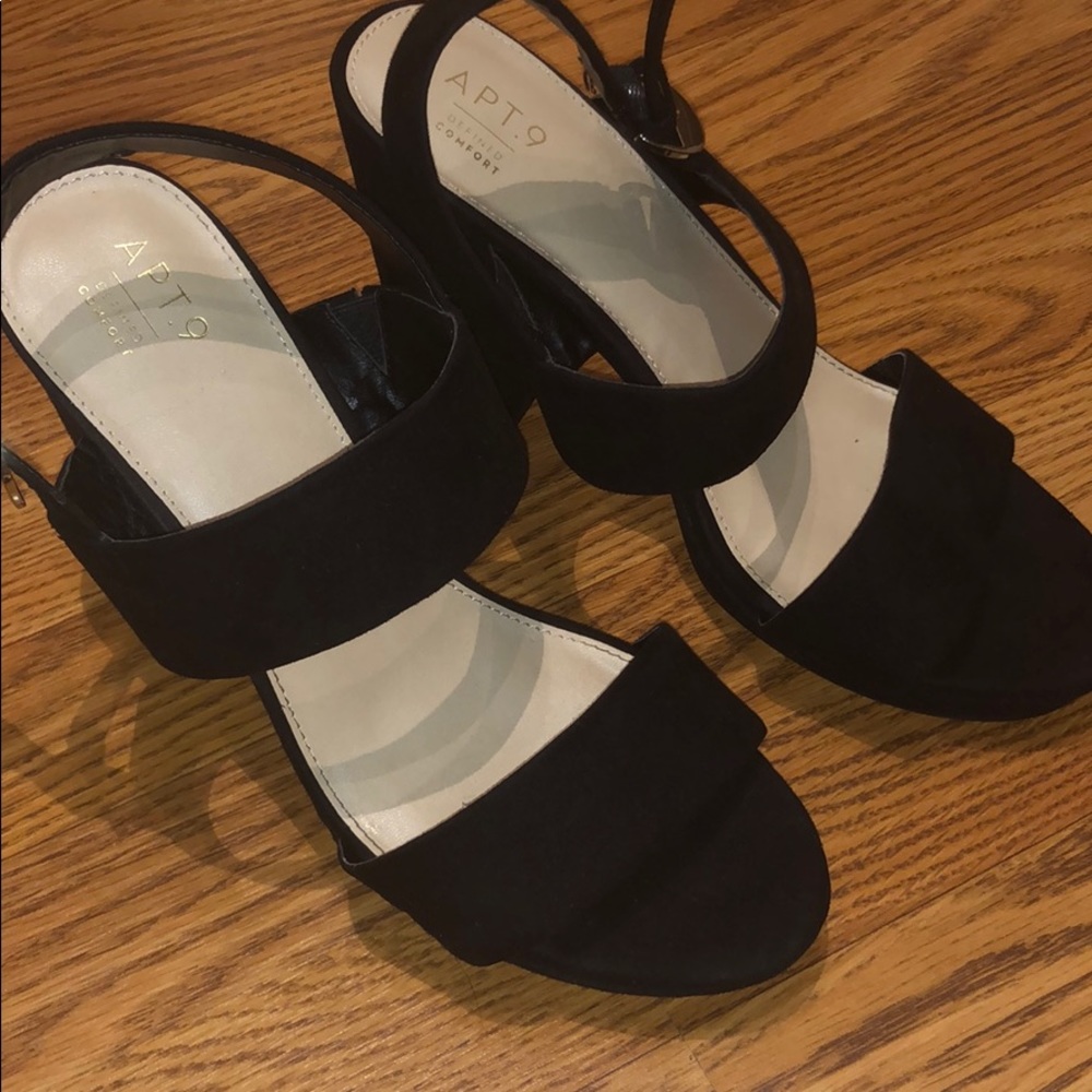 5/25 APT 9 ** Black Strappy Pumps